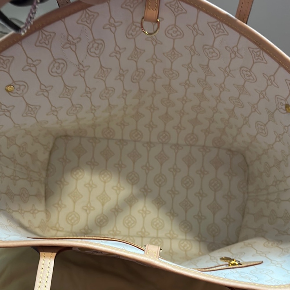 Louis Vuitton Pink and Brown Tote Bag with Classic Design - Picture 4 of 9